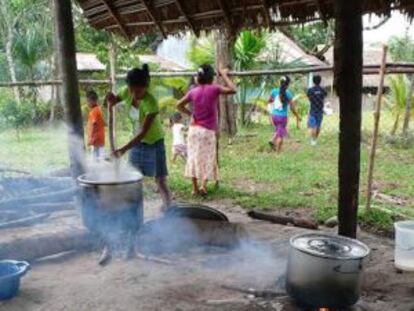 Un poblado awajún se prepara para comer