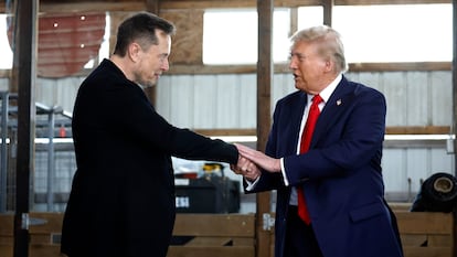 El multimillonario Elon Musk (a la izquierda) y el presidente electo de EE UU, Donald Trump, tras un acto de campaña en Butler (Pensilvania), 5 de octubre.