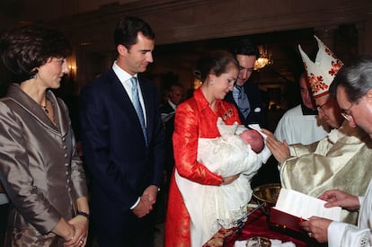Un mes después de su nacimiento, Victoria Federica fue bautizada en el palacio de la Zarzuela en una ceremonia de carácter privado. La recién nacida vistió el traje de acristianar de su abuelo, el rey Juan Carlos I, que también llevaron la infanta Elena, la infanta Cristina, el rey Felipe VI, su hermano Felipe Juan Froilán de Marichalar y su primo, Juan Valentín Urdangarin. Su tío materno, Felipe VI, y su tía paterna, Ana de Marichalar, ejercieron de padrinos. La ceremonia religiosa fue oficiada por el cardenal arzobispo de Madrid, Antonio María Rouco Varela.