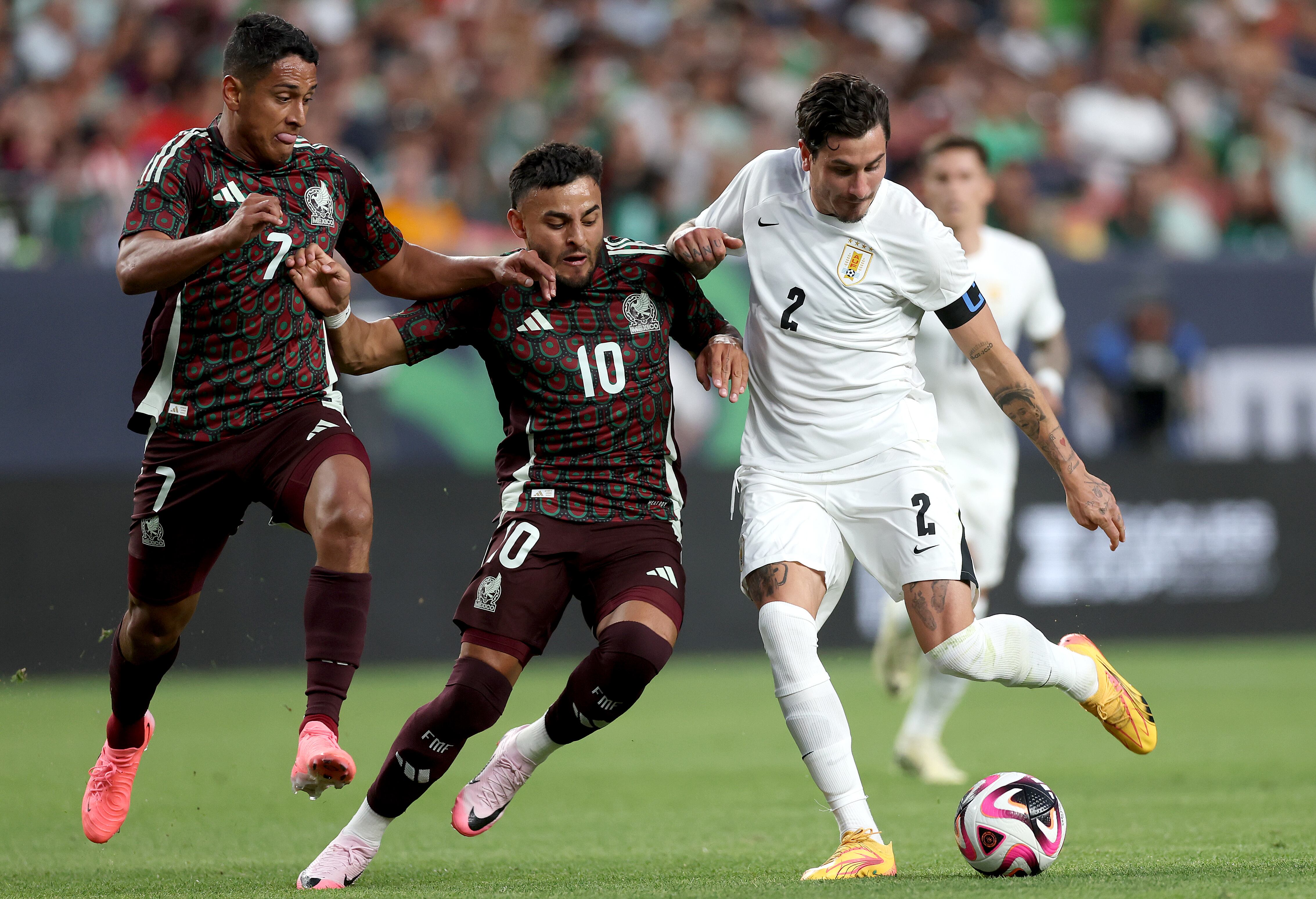 José María Giménez, de Uruguay dispara un tiro contra en el segundo tiempo del partido amistoso contra México, este 5 de junio. 
