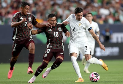 José María Giménez, de Uruguay dispara un tiro contra en el segundo tiempo del partido amistoso contra México, este 5 de junio.