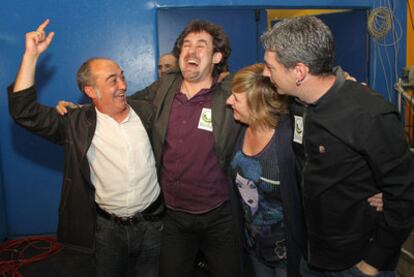 De izquierda a derecha, Martín Garitano, Peio Urizar, Ikerne Badiola y Oskar Matute celebran los resultados de Bildu la noche del 22-M.