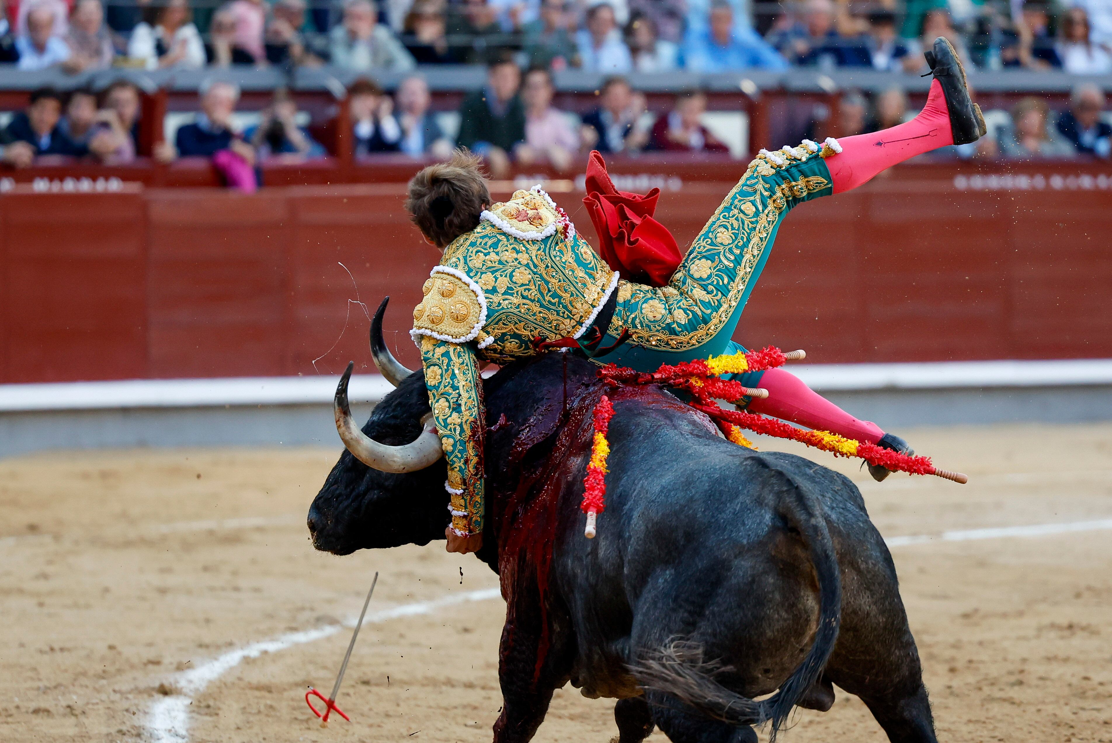 Román, volteado por el cuarto toro de la tarde.