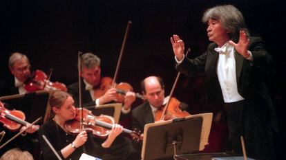 Seiji Ozawa, en 2001, dirigiendo la Boston Symphony Orchestra .