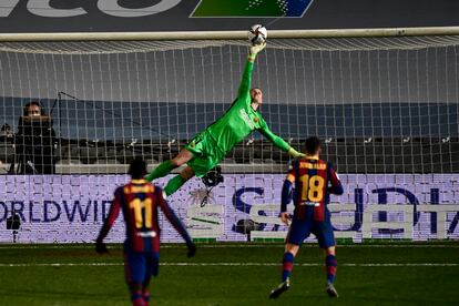 Ter Stegen despeja a mano cambiada un disparo de la Real en las semifinales de la Supercopa