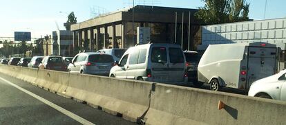 Retención de vehículos en la entrada de Madrid en la A-6.