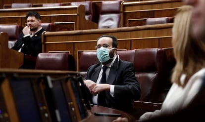 Un diputado con mascarilla, este miércoles.