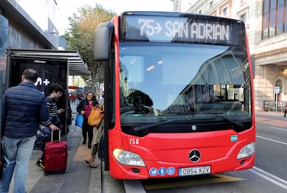 Usuarios en una parada de autobuses en Bilbao, el 28 de noviembre. 