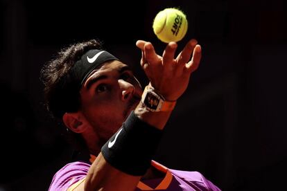 Rafa observa la pelota antes de sacar.