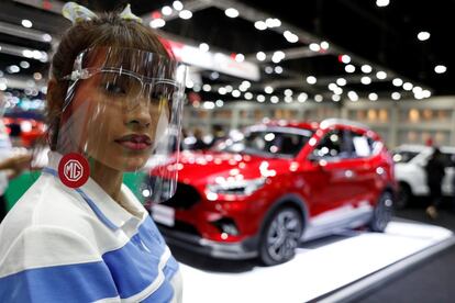 Una modelo protegida contra el coronavirus en el Salón Internacional del Automóvil de Bangkok (Tailandia). Un equipo de investigadores de Tailandia comenzará a realizar pruebas con humanos de una vacuna contra la covid-19 en torno al próximo mes de noviembre, que de ser exitosa, podría ser distribuida el año que viene, según anunciaron este domingo miembros del equipo.