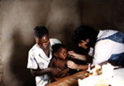 Un bebé de Tanzania recibe la vacuna contra la malaria.