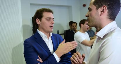 Albert Rivera conversa con Ignacio Aguado.