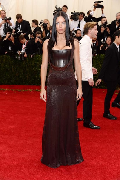 Adriana Lima se decantó por un diseño marrón de Givenchy.