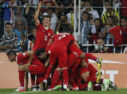 Los jugadores turcos celebran el segundo gol ante Estonia.