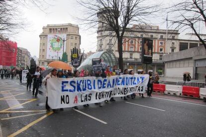 Manifestantes contra el racismo y la xenofia, este sábado en Bilbao.