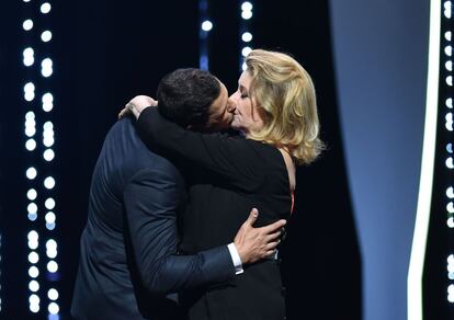 La actriz francesa Catherine Deneuve besa a Laurent Lafitte en el escenario durante la ceremonia de apertura para el 69 º Festival de Cannes.