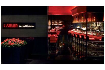 Si alguien piensa que en Las Vegas se come mal, se equivoca. Además de los famosos y pantagruélicos bufés libres de los casinos, hay experiencias culinarias irrepetibles, como el famoso restaurante de Joël Robuchon (joel-robuchon.com), donde hay que reservarse al menos tres horas para deleitarse con un menú de temporada de varios platos tradicionales franceses. Y justo al lado, en L’Atelier de Joël Robuchon (en la foto), el viajero disfrutará en la barra de platos igualmente deliciosos, pero algo más económicos.