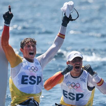 Marseille (France), 02/08/2024.- Gold medalists Diego Botin le Chever and Florian Trittel Paul of Spain celebrate after the Men's 49erFX class medal race of the Sailing events in the Paris 2024 Olympic Games, at the Marseille Marina in Marseille, France, 02 August 2024. (Francia, España, Marsella) EFE/EPA/OLIVIER HOSLET
