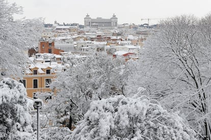 Tejados cubiertos de nieve en el centro de Roma (Italia), el 26 de febrero de 2018.