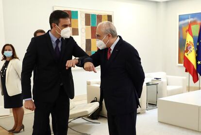 El presidente del Gobierno, Pedro Sánchez, en La Moncloa con el secretario general de la OCDE, Ángel Gurría, este 13 de mayo.