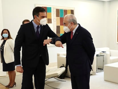 El presidente del Gobierno, Pedro Sánchez, en La Moncloa con el secretario general de la OCDE, Ángel Gurría, este 13 de mayo.