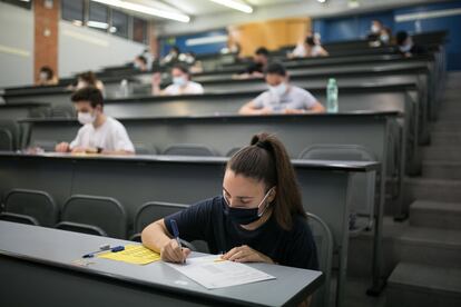 En la imagen, una de las aulas del campus de la Universidad Politécnica de Cataluña donde se han hecho las pruebas de la EBAU, exámenes de acceso a la universidad. La fecha de estas pruebas se ha tenido que retrasar un mes por la pandemia sanitaria de la covid-19.