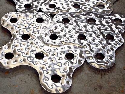 'Infinity #27' (2004), de Richard Deacon.