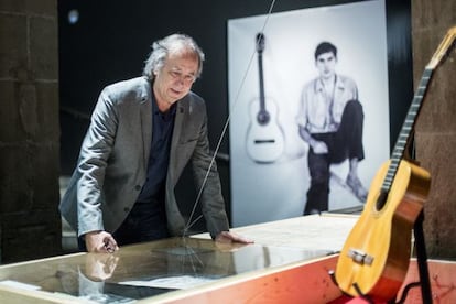 Joan Manuel Serrat contemplant algunes de les peces, entre les quals, la seva primera guitarra, ahir en l'exposició de l'Arts Santa Mònica.