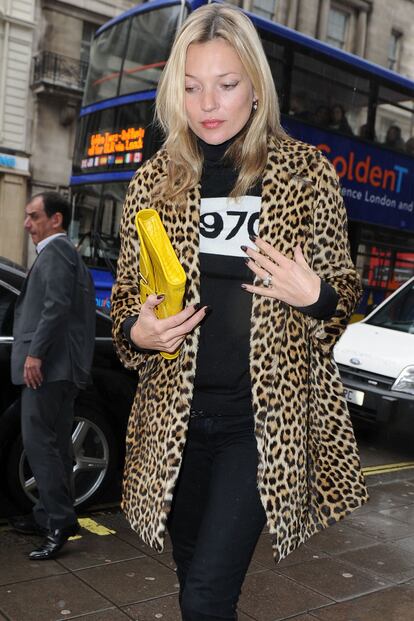 Kate Moss, fiel a los chaquetones de leopardo, paseando por Londres.
