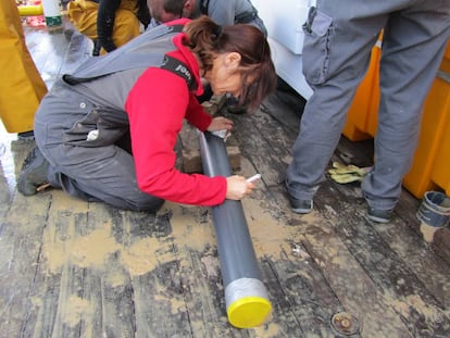 Belén Alonso en el muestreo de sedimentos en el barco <i>Sarmiento de Gamboa</i> en una campaña reciente.