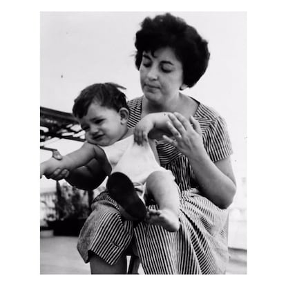 Hijo de un policía, José Domínguez Prieto (1920-2008) y una profesora de instituto, Ana Bandera Gallego, José Antonio Domínguez Bandera nació el 9 de agosto de 1960 en el hospital de La Caleta en la ciudad de Málaga. 