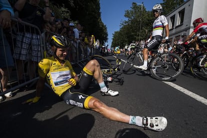 El ciclista alem&aacute;n Tony Martin, maillot amarillo del Tour de Francia,tras la ca&iacute;da que ha sufrido en la etapa de hoy. A la derecha, el ciclista polaco Michal Kwiatkowski le mira desde su bicicleta. 