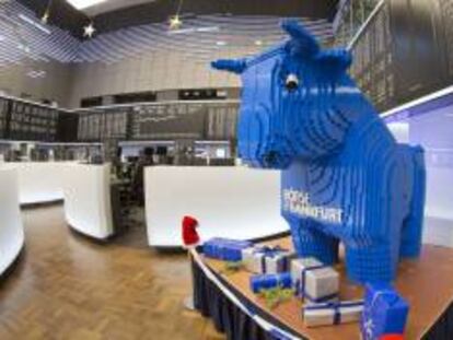 Imagen de los paneles de la Bolsa de Fráncfort (Alemania) con un de un toro de 1,6 metros de altura realizado con 210.000 bloques de Lego, su nueva mascota, vista el pasado 27 de diciembre. EFE/Archivo