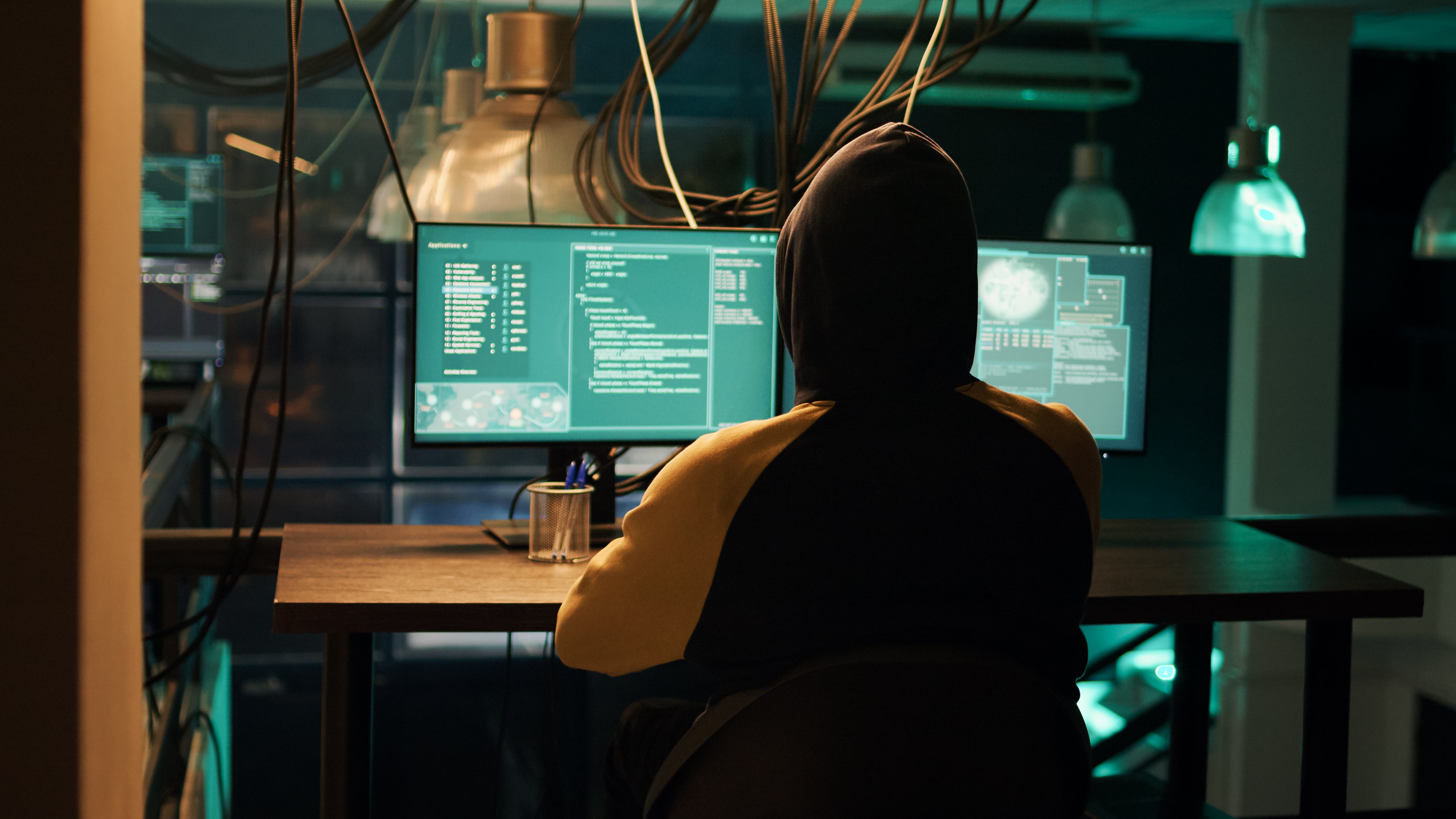 Hackers que aprovechan vulnerabilidades de red para explotar la seguridad de un servidor.