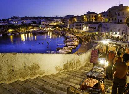 En febrero, un vuelo de ida y vuelta entre Madrid y Menorca cuesta 77 euros. En la fotografía, el puerto de Castell, cerca de Mahón.