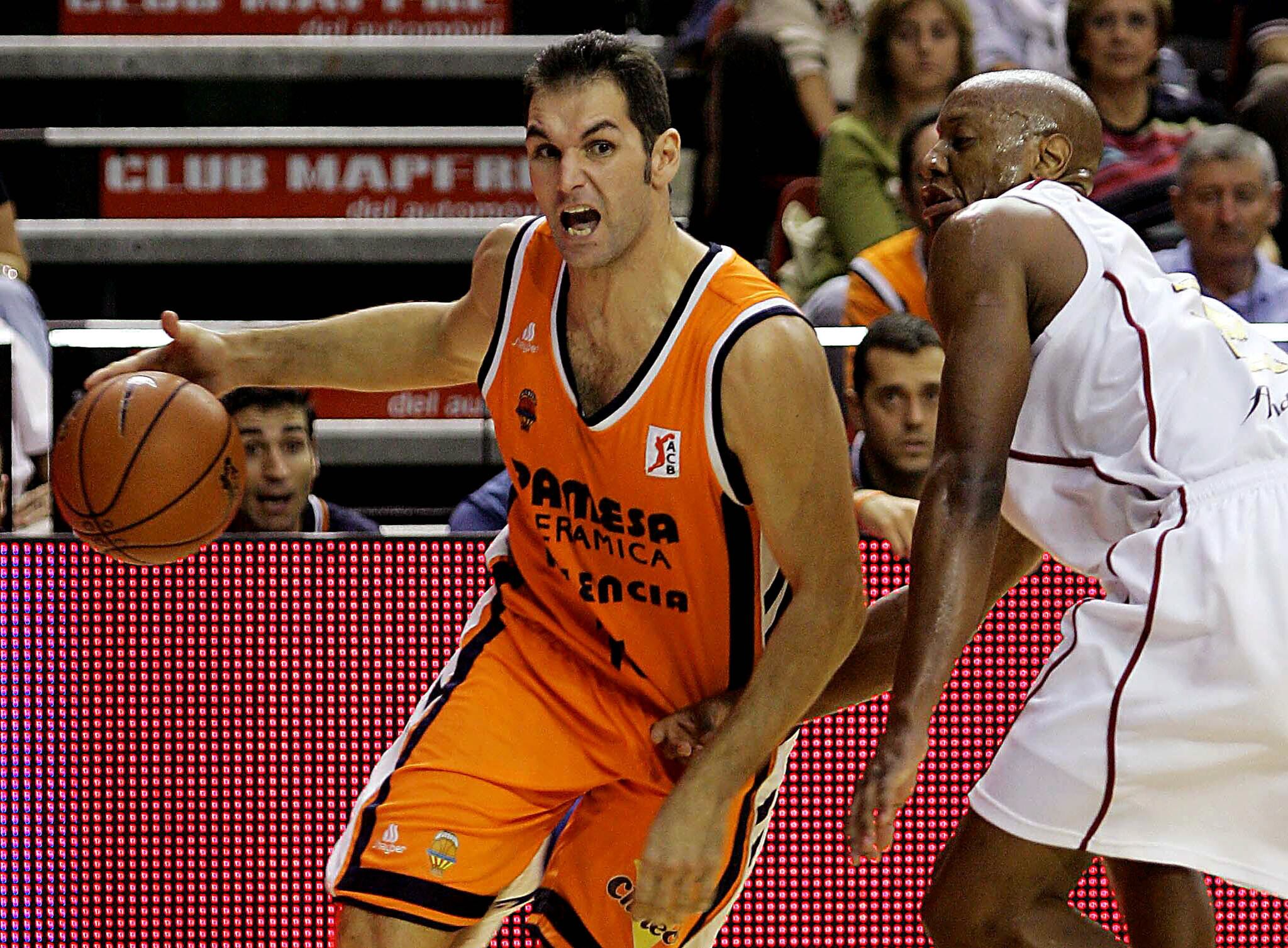 Víctor Luengo, con el Pamesa Valencia en 2005 ante el Granada.