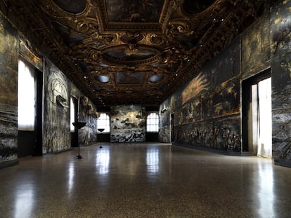 Vista de las instalaciones de la exposición 'Questi scritti, quando verranno bruciati, daranno finalmente un po’ di luce' (2022), basada en una cita del filósofo Andrea Emo, en el Palacio Ducal de Venecia.  