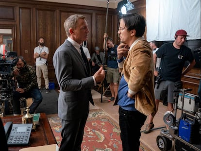 El actor Daniel Craig (izquierda) y el director Cary Fukunaga, en el rodaje de 'Sin tiempo para morir'