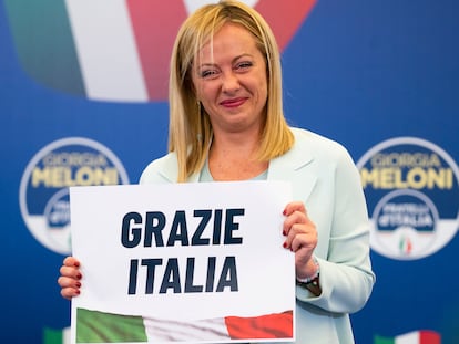 La líder del partido ultraderechista Hermanos de Italia, Giorgia Meloni, celebra su victoria, este lunes.