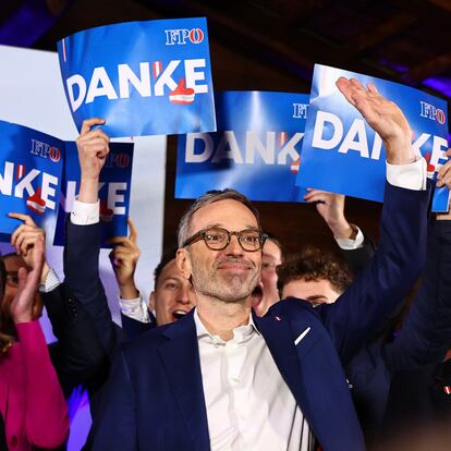 Vienna (Austria), 29/09/2024.- Chairman and top candidate of the Freedom Party of Austria (FPOe) Herbert Kickl (C) celebrates during FPOe election event after parliamentary elections in Vienna, Austria, 29 September 2024. Austria's far-right Freedom Party is heading for an unprecedented general election victory under leader Herbert Kickl, according to projections. (Elecciones, Viena) EFE/EPA/FILIP SINGER
