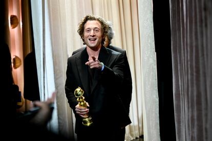 Jeremy Allen White, unos minutos después de recoger su segundo Globo de Oro consecutivo por su interpretación en 'The Bear'. Pese a los rumores de los últimos días, acudió sin Rosalía de acompañante.