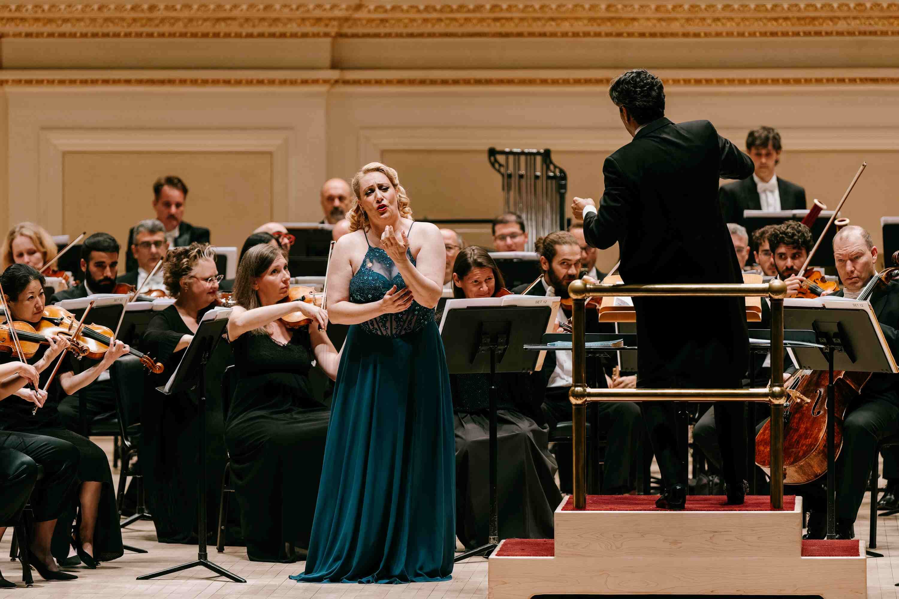 La soprano Saioa Hernández durante su interpretación del aria de Salud en ‘La vida breve’, de Falla, junto a David Afkham y la Orquesta Titular del Teatro Real, el 5 de junio en Nueva York.