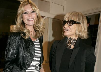 Kate Moss, Ronnie Wood y Twigy asistiendo a la inauguracion de la exhibicion de Barbara Hulanicki en Londres
