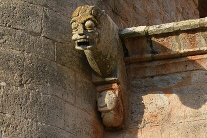 Un detalle de la iglesia de Villamorón.