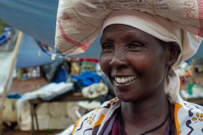 Gracias a la instalación de puntos de agua segura en las aldeas, las mujeres de las comunidades tienen más tiempo disponible para otras labores productivas como el cuidado del ganado o del hogar, la agricultura o los negocios, como esta mujer masai en el mercado de Magagau.