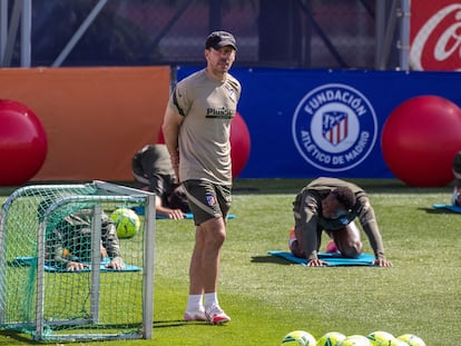 El entrenador del Atlético de Madrid, Diego Pablo Simeone, durante un entrenamiento.