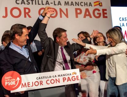 El candidato socialista a la presidencia de Castilla-La Mancha, Emiliano García Page (en el centro), acompañado por José Bono (a la izquierda) y la alcaldesa de Toledo, Milagros Tolón (a la derecha), celebra los resultados electorales.