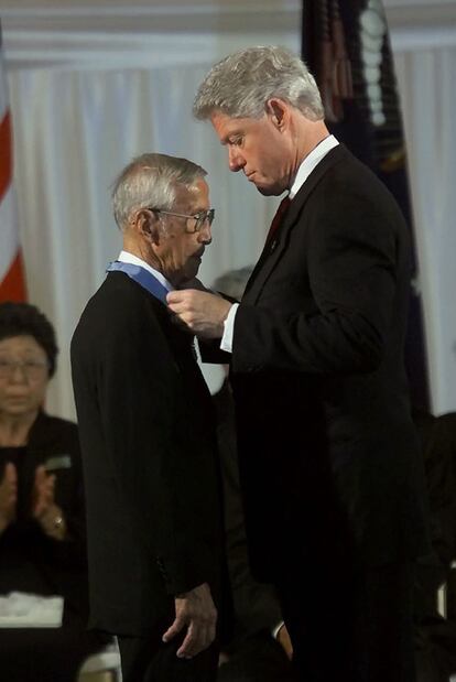 Barney Hajiro recibe la Medalla del Congreso de manos del presidente de EE UU Bill Clinton en 2000.