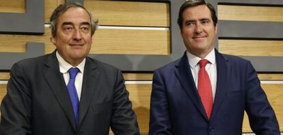 El presidente de la CEOE, Juan Rosell (i), y el de Cepyme, Antonio Garamendi, ofrecen una rueda de prensa para informar de los asuntos tratados en la Junta Directiva de la patronal celebrada esta ma&ntilde;ana, entre ellos, el principio de Acuerdo para el Empleo y la Negociaci&oacute;n Colectiva alcanzado con los sindicatos.