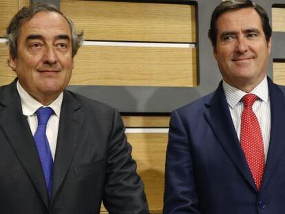 El presidente de la CEOE, Juan Rosell (i), y el de Cepyme, Antonio Garamendi, ofrecen una rueda de prensa para informar de los asuntos tratados en la Junta Directiva de la patronal celebrada esta ma&ntilde;ana, entre ellos, el principio de Acuerdo para el Empleo y la Negociaci&oacute;n Colectiva alcanzado con los sindicatos.